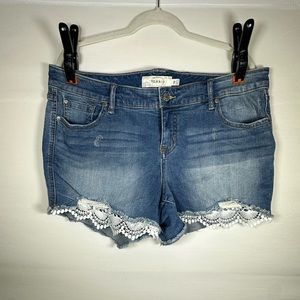 TORRID DENIM SHORTS WITH WHITE LACE TRIM WOMENS SIZE 16 PLUS SIZE SHORT SHORTS